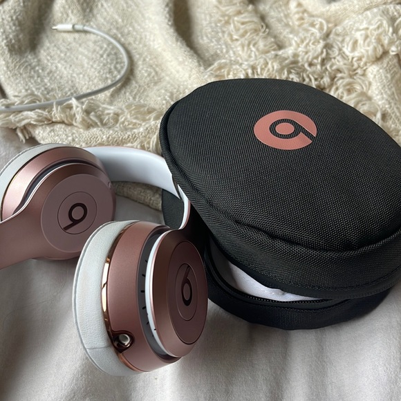 I am selling my beats solo 3. They were worn for a solid 2 months after purchase - Picture 1 of 13